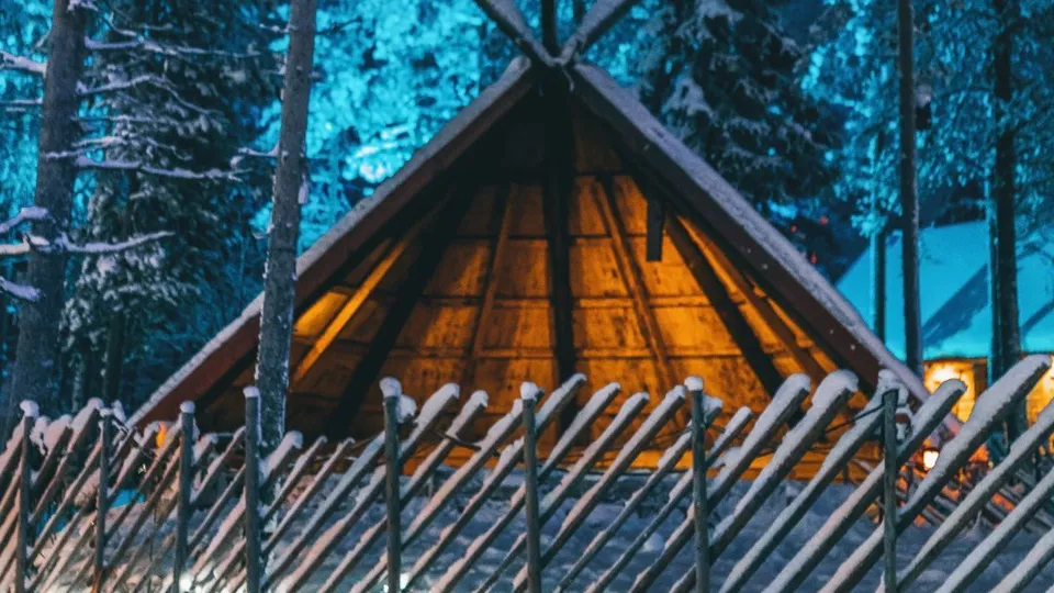 Kota di legno tra gli alberi di notte